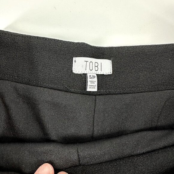TOBI Black Scalloped Dress Shorts Side Zip Size Small - Picture 2 of 8